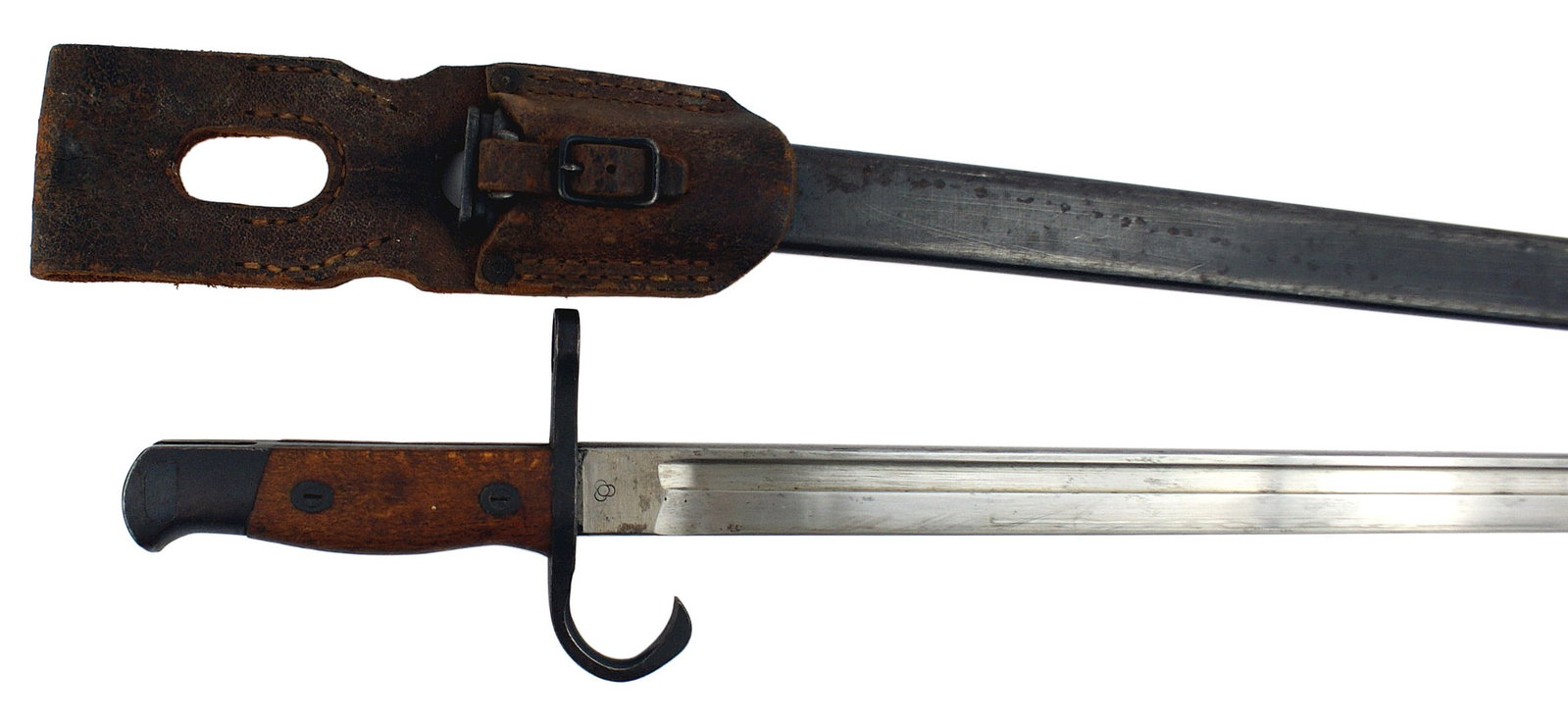 Japanese WWII M1939 Arisaka rifle bayonet: D-081 Japanese WWII M1939 Arisaka rifle bayonet. 15 3/4" clean steel blade with the stamp of the Kokura Arsenal. Wood grips with a steel pommel, crossguard/muzzle ring and hooked quillon. The blued sc