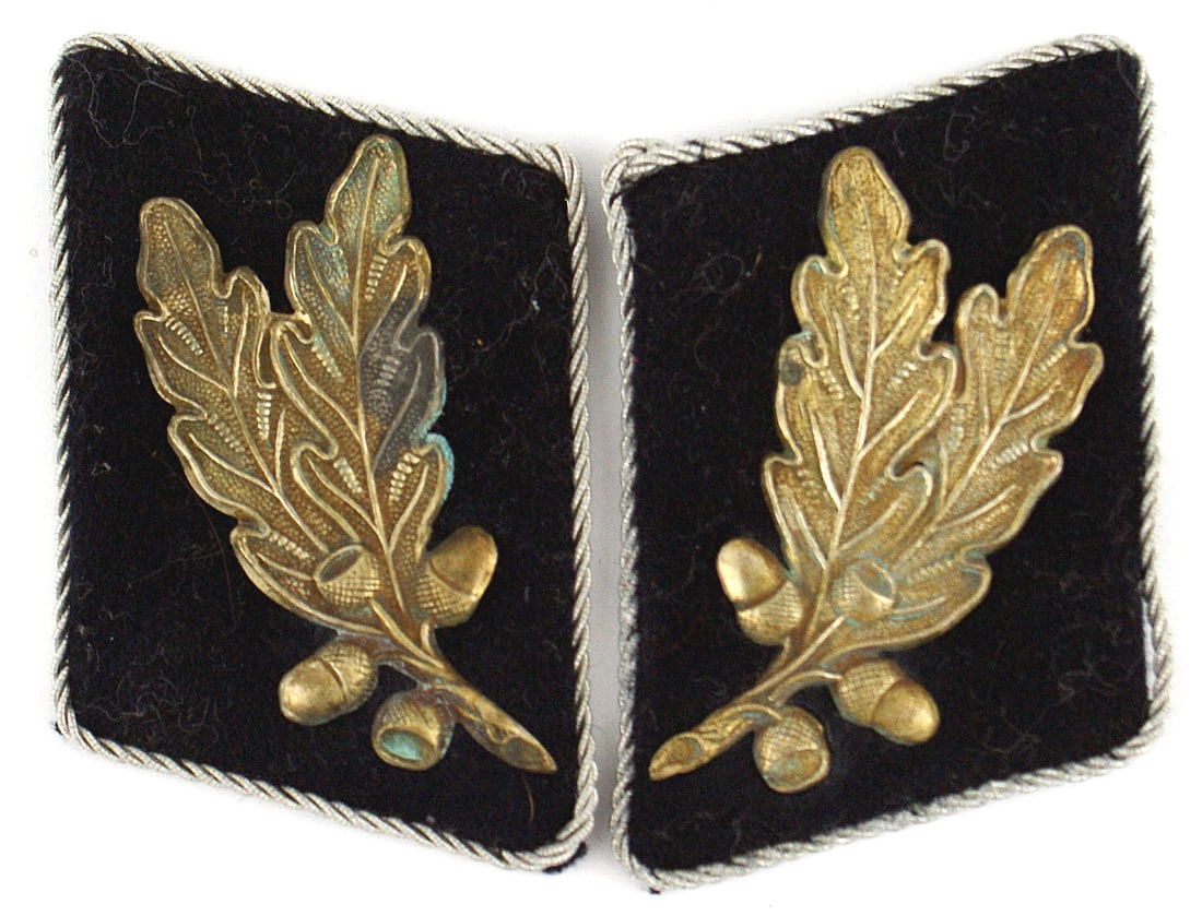 German WWII SA Berlin Brandenburg collar tabs: H-025 Third-Reich SA Oberfuhrer Berlin Brandenburg 1933 collar tabs. Double metal oak leaves with four acorns on black tabs with twisted silver piping. Pair. II