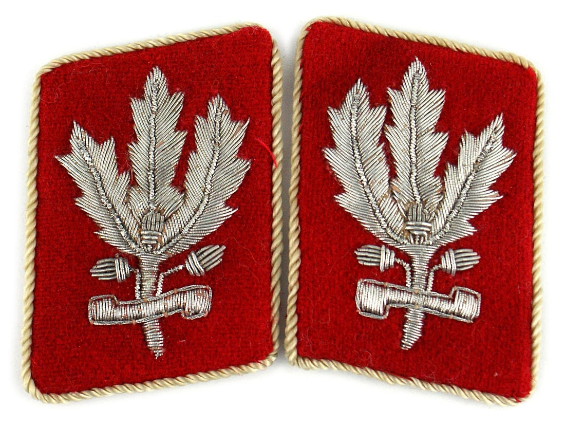 German WWII collar tabs SA High Command: H-027 Third-Reich collar tabs for a Hauptamt Brigadefuhrer in the SA High Command. Three embroidered silver bullion oak leaves, two acorns and a wolfsangel on a carmine tab with twisted white cord pip