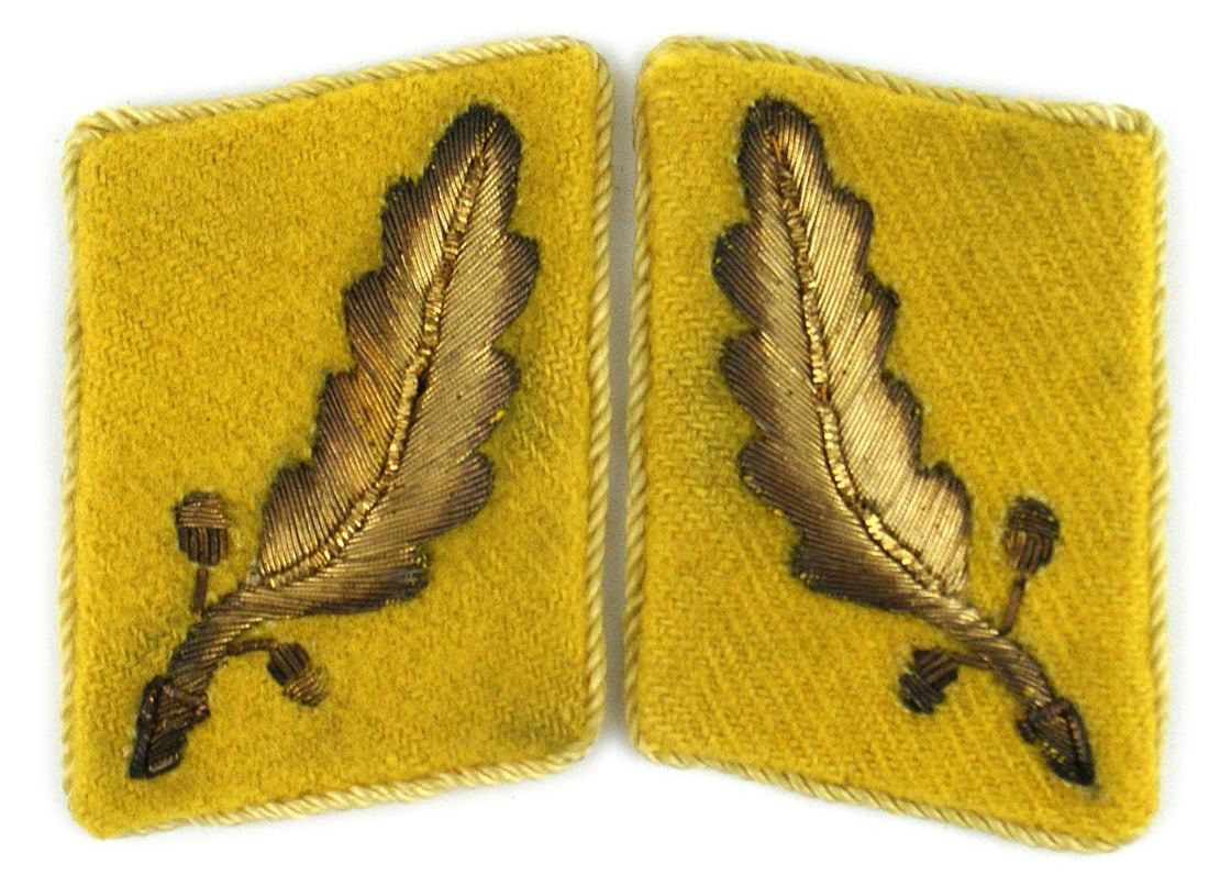 German WWII Group Franken collar tabs: H-030 Third-Reich Standartenfuhrer of Group Franken 1942-1945. Gold embroidered oak leaf with three acorns on a lemon-yellow tab with white cord piping. Pair. Rare. II+