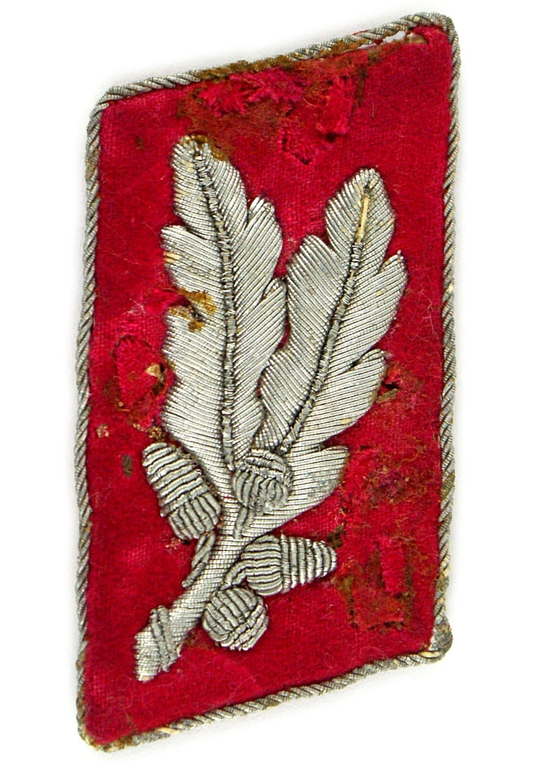 German WWII collar tab Staff SA: H-036 Third-Reich early right collar tab for an Oberfuhrer in the Staff of the Obersten SA Fuhrung. Two silver embroidered oak leaves and 4 acorns and a wolfsangel on a carmine tab with twisted silver