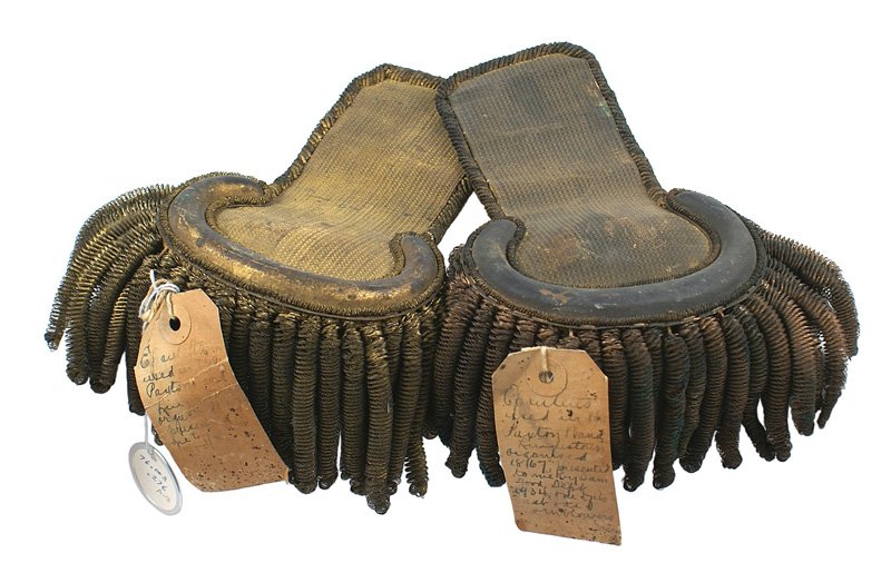 Civil War officer epaulettes: K-48 Civil War officer's epaulettes. Linear design flat gold banjo shaped with an applied high relief gilt metal crescent. Relief twisted gold wire border. Heavy gilt "spring" wire fringe. Silk padded