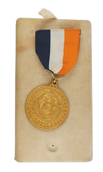 NYC Distinguished Service Medal: B-139 NYC Distinguished Service Medal. Obverse has the City Code of Arms. Reverse is dated "1939" and has the World's Fair obelisk bathesphere. Gold filled. II+