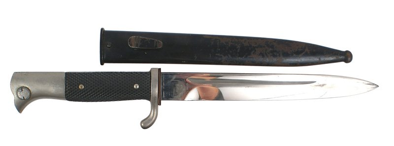 German WWII Army parade dress bayonet: D-84 German Army Third-Reich parade dress bayonet. Pronounced nickeled "bird head" pommel, spine and crossguard. Checkered black plastic grips. About excellent 7 3/4" blade with the logo of "PUMA-SOLI