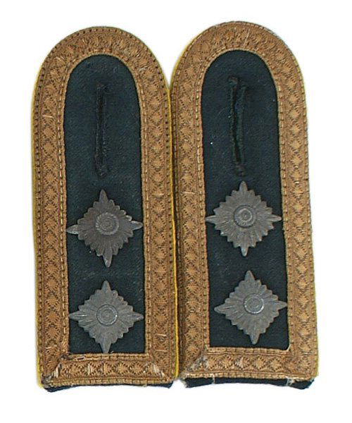 German WWII Signal shoulder boards: H-70 Signal Oberfeldwebel shoulder boards. Two "pips" on dark green with subdued gold tress and lemon yellow piping. Slip-on. Pair. II