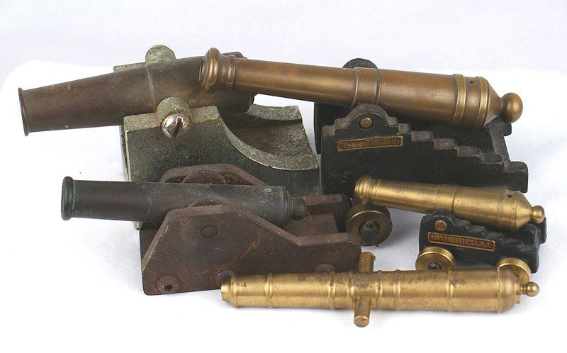 Lot of 5 desktop model cannons: H-211 Lot of 5 desktop model cannons. 4 are Naval - 2 are on ship carriages. One is unmounted. II
