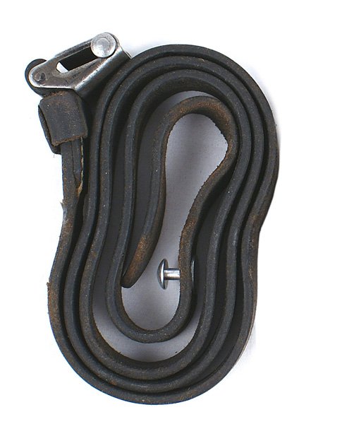 German WWII sling MP38/40 submachine gun: M-062 German WWII leather sling for the MP38/40 submachine gun. Shows use. II-