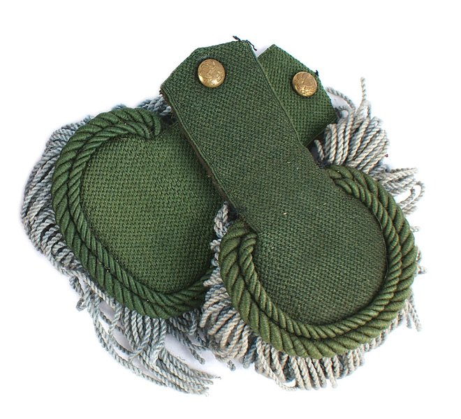 Civil War Berdan Sharpshooters shoulder boards: K-032 Berdan Sharpshooters dress shoulder boards. Green "Banjo" shaped with two high twisted green cord crescents and blue-gray fringe. Eagle buttons have darkened from age. Black padded reverse with 