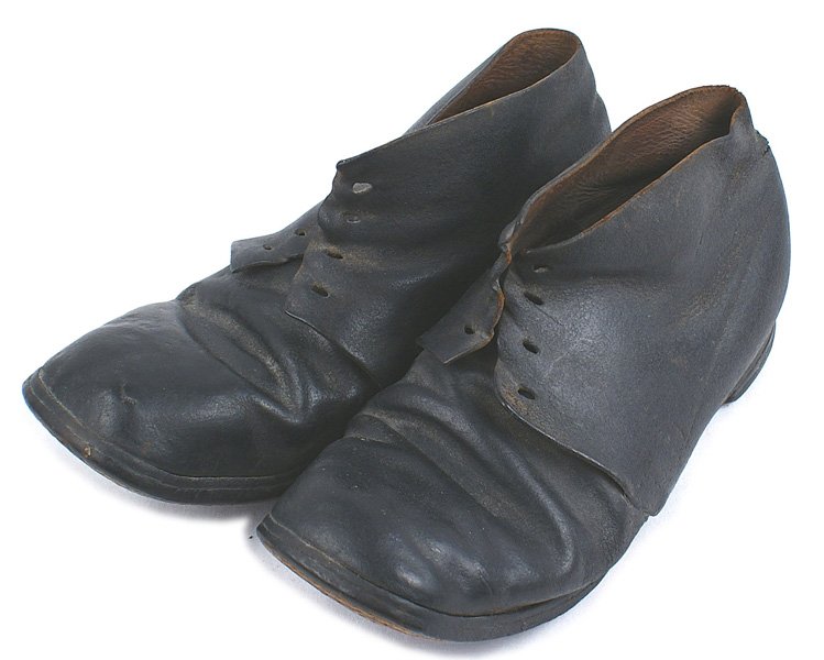 Civil War era brogans shoes: K-041 Civil War era "brogans". Ankle high black leather 2-piece construction. Machine sewn soles and heels applied with iron nails. Very good condition. II
