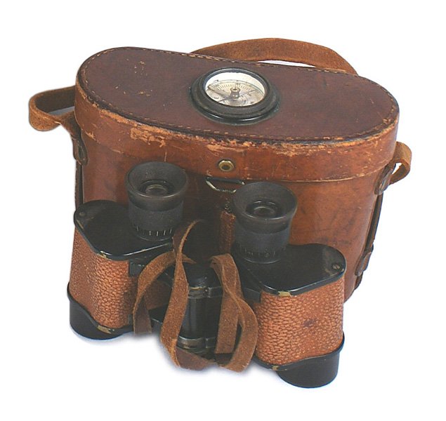 U.S. WWII Officer binoculars SIGNAL: N-063 U.S. WWII Officer's binoculars SIGNAL. Brown crackled leather. Made by "BAUSCH + LOMB". Marked "SIGNAL CORPS - US ARMY". With a neck strap. Compass built into the top lid of the leather carrying