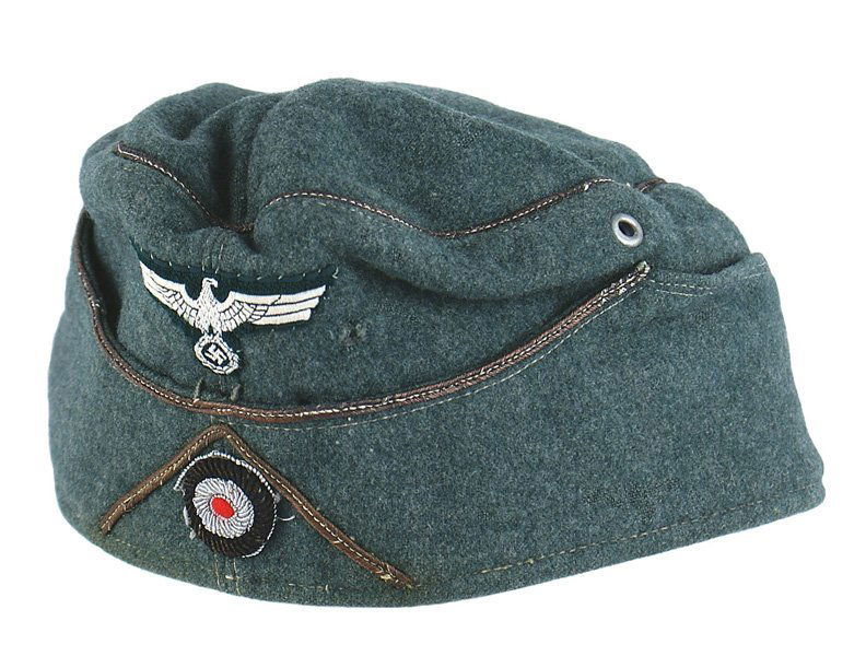 German WWII Army General o'seas cap: E-175 German WWII Army General o'seas cap. The cap has age-toned gold wire piping along the crown, front of cap and an inverted "V" gold wire soutache. Wartime expediency is seen by the use of a white