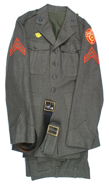 U.S. WWII Marines OD wool uniform: F-128 U.S. WWII Marines O.D. wool uniform. 4-pocket tunic with "EGA" collar insignia, "FMF - PAC" shoulder patch, Corporal chevrons and a "Ruptured Duck". Lining named to "DAVID B.SALMON" and is dated