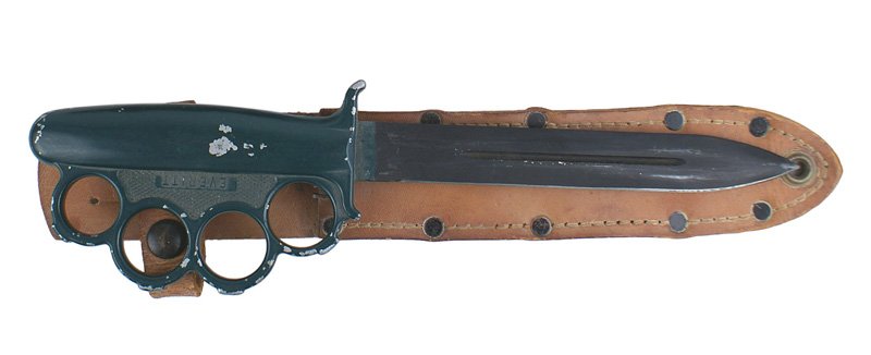U.S. WWII Everitt knuckle knife: D-038 U.S. WWII Everitt knuckle knife. One-piece, green painted, aluminum handle/knuckles/"EVERITT". Original blackened 6 7/8" double-edge blade. Tan leather scabbard with metal staples at the throat 