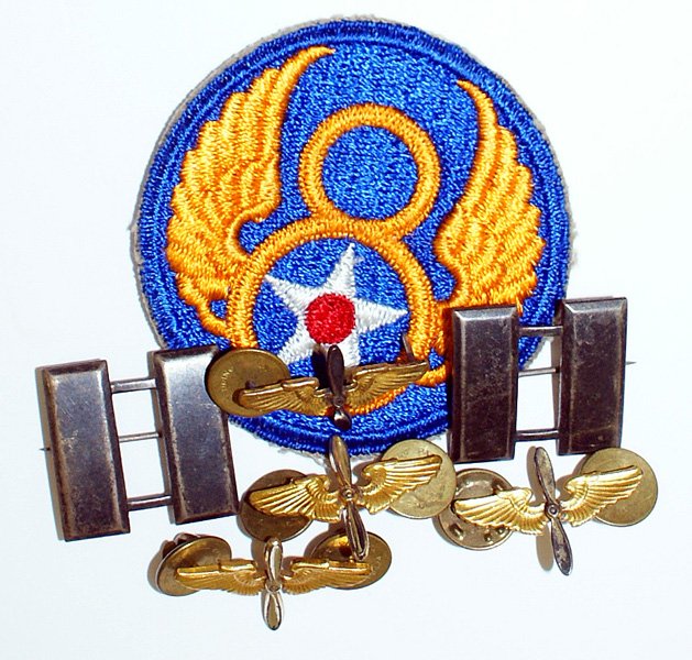 U.S. WWII Air force insignia lot STERLING: H-151 U.S. WWII Air force insignia lot: (1) "STERLING" Captain's bars. (2) 8th AF embroidered shoulder patch. (3) Two pairs of winged prop lapel insignia. II