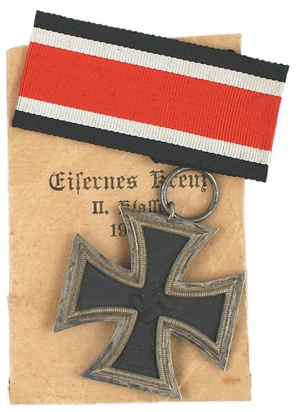 German WWII 1939 Iron Cross 2nd Class medal: B-098 German WWII 1939 Iron Cross - 2nd Class - with a high swastika and patina on frame. Maker's number "125" (Eugen Gauss in Pforzheim) on ring. With ribbon, paper wrapping and packet envelope (coll