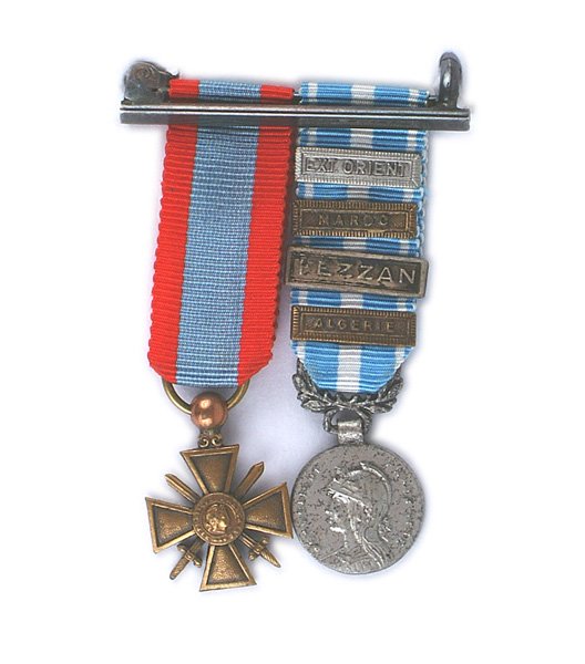 France Medal bar 2 mini awards Croix de Guerre: B-271 France. Medal bar of 2 miniature awards : (1) Croix de Guerre. (2) Colonial Medal - with 4 bars - "ALGERIE", "FEZZAN", "MAROC" and "EXT. ORIENT". Pin-back. II+