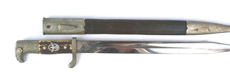 German WWII Police dress sidearm dagger: D-024 German WWII Police dress sidearm. Scarcer "slotted" type pommel. Police eagle/swastika/wreath insignia on the stag grip. Eagle head shaped pommel/feathering and oak leaf decorated short crossgua