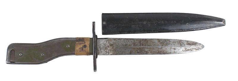 German WWI crank handle trench knife/bayonet: D-071 German WWI "crank handle" combination trench knife/bayonet. Metal recurved grip with an opening in the hilt and steel quillon to accommodate the rifle cleaning rod. Paint worn on handle - has a 