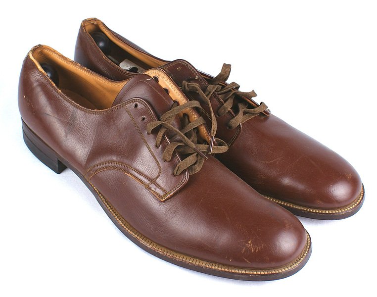 U.S. WWII officer low quarter shoes: N-029 U.S. WWII russet leather officer's low quarter shoes. Leather soles - stamped "USA" and rubber heels marked with the company logo and "GOOD YEAR". Size 12 1/2. Maker marked "CONRAD SHOE CO" and