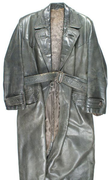 German WWII military leather great coat: F-016 German WWII military-type black leather great coat. Open collar with no buttons or zippers. One square "D" ring on each side at the waist. Two large flap pockets. Leather belt with a leather cov