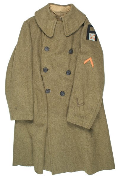U.S. WWI 1st Army anti-aircraft overcoat: F-062 U.S. WWI 1st Army anti-aircraft unit OD wool overcoat. Embroidered light red crossed arrow/prop on a light blue square - between the legs of a large black "A" shoulder "patch". Rare insignia. Ei