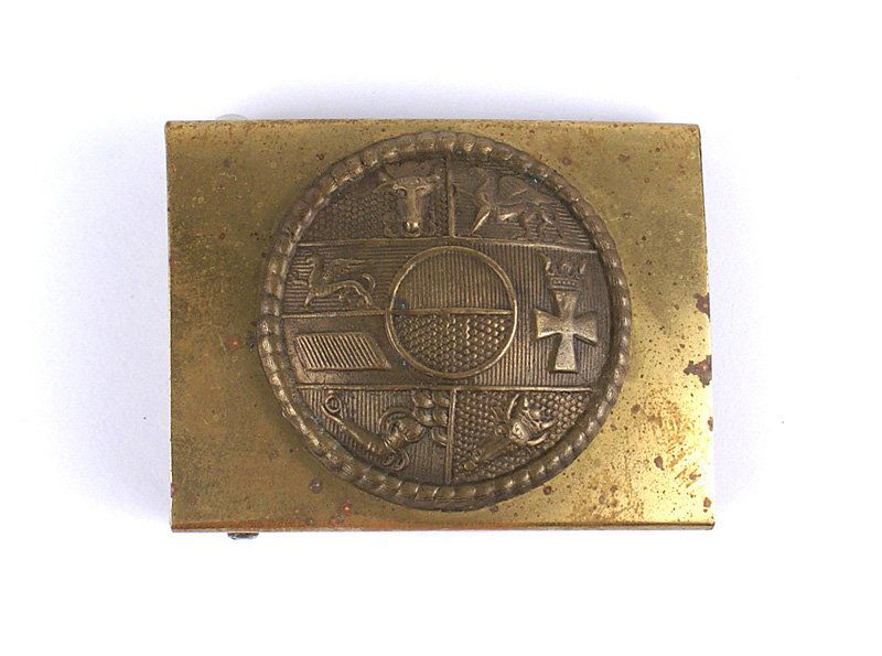 Imperial Mecklenburg 1890-WWI belt buckle: H-003 Imperial Mecklenburg 1890-WWI era belt buckle. Darkened brass high relief roundel with the State's coat-of-arms (stag/griffin/Maltese Cross/etc.) on a brass buckle. Rare. II