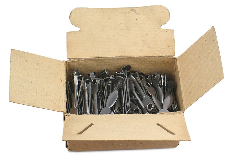 Box German WWII Army pipe cleaners: H-102 Original period box of German WWII Army pipe cleaners. Approximately 100 pieces. Box is stamped "1943 DRGM" and has contents written on lid. II