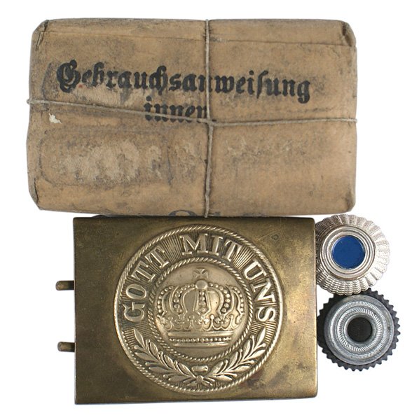 German WWI brass belt buckle: H-001 German WWI brass belt buckle. With an affixed silver roundel-relief crown/"GOTT MIT UNS"/oak leaves. Also with an unopened bandage dressing and peaked cap rosette. II