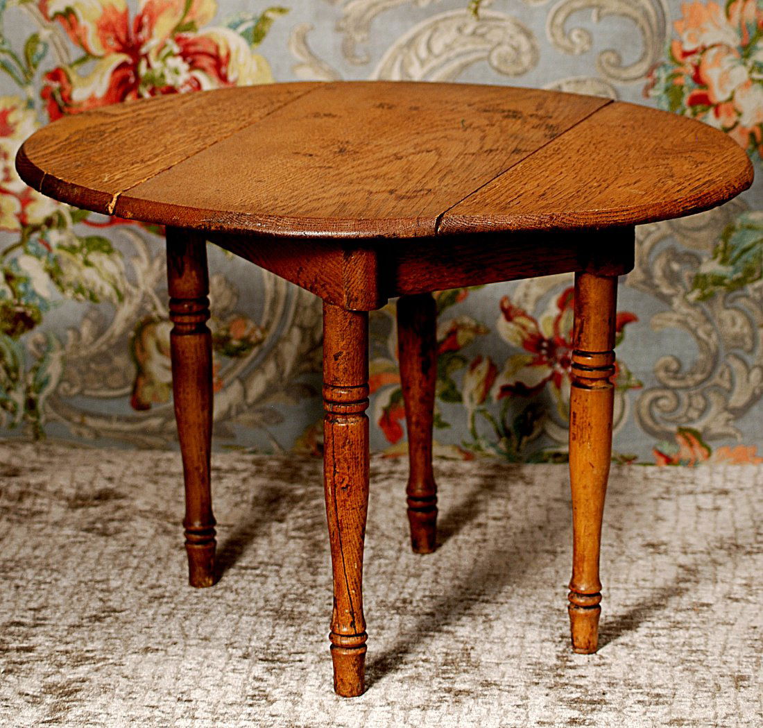 ANTIQUE  OAK DOLL SIZE TABLE. (1 of 1)