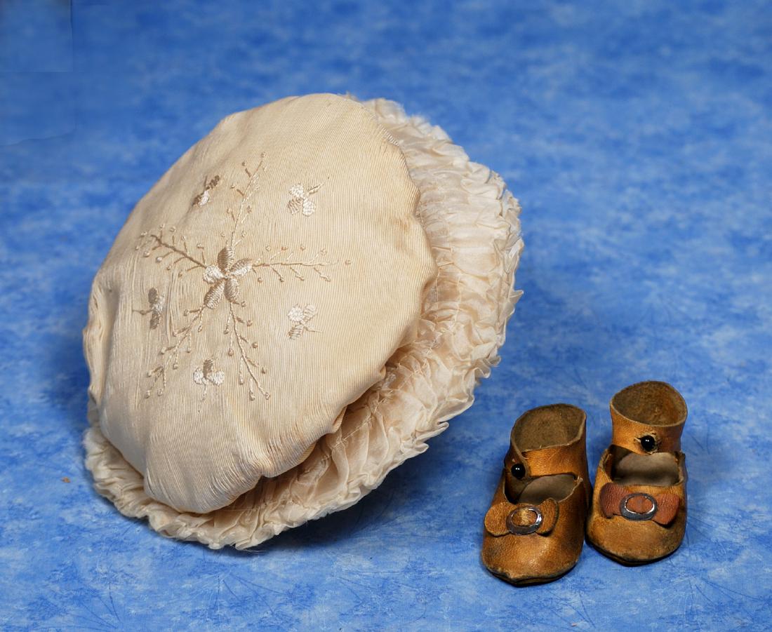 141. ANTIQUE DOLL BONNET & DOLL SHOES. Cream silk (1 of 1)