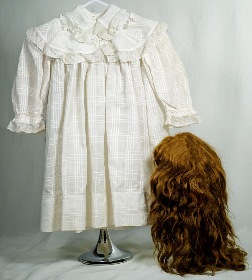 90. ANTIQUE DOLL DRESS AND WIG FOR LARGE DOLLS. White (1 of 1)