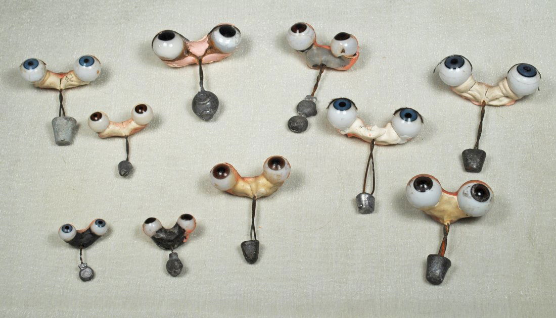 LOT OF ANTIQUE GLASS DOLL EYES. (1 of 1)