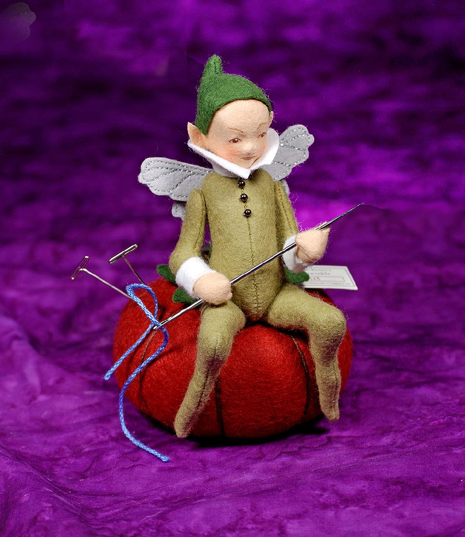 123. R. JOHN WRIGHT PERIWINKLE ON PINCUSHION,: 123. R. JOHN WRIGHT PERIWINKLE ON PINCUSHION, COLLECTOR’S CLUB EXCLUSIVE. 6” seated. Pressed felt elf Periwinkle, the symbol of the R. John Wright firm, has green felt body, white collar a