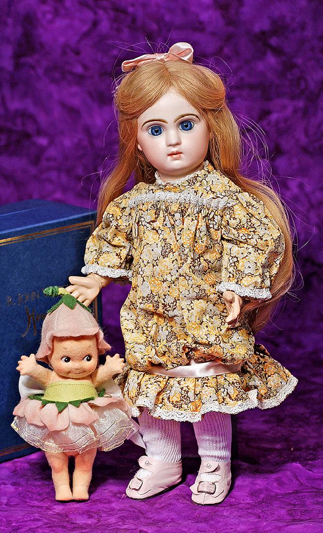 207. R. JOHN WRIGHT "FLEUR FLOWER KEWPIE" UFDC: 207. R. JOHN WRIGHT "FLEUR FLOWER KEWPIE" UFDC EXCLUSIVE. 6". Pressed felt head with classic Kewpie features, painted brown eyes, blue felt wings, jointed arms and legs, wears a petal style dress of g