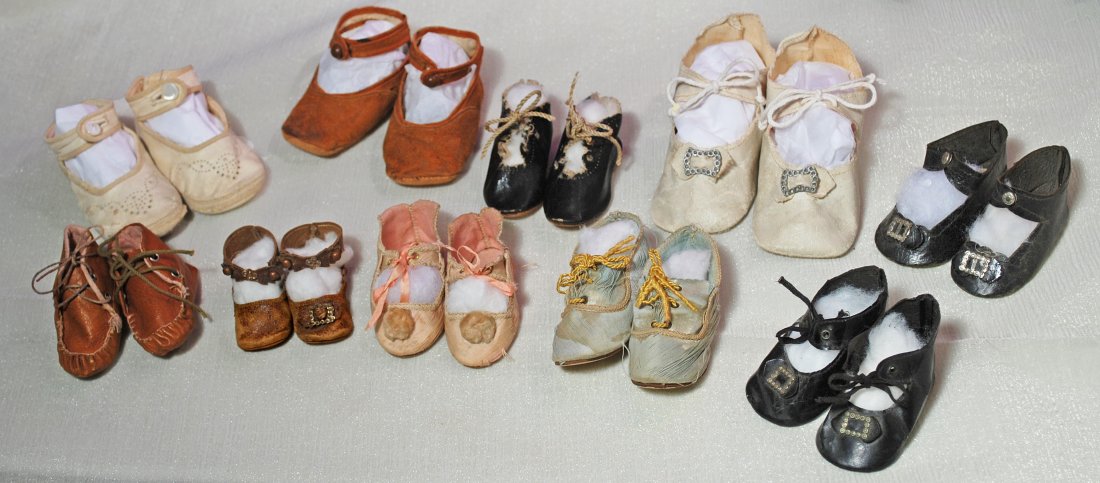 TEN PAIR OF DOLL SHOES: 289. TEN PAIR OF DOLL SHOES. For medium to large dolls, assorted styles. Antique items, poor to good condition. Estimate: $50/100