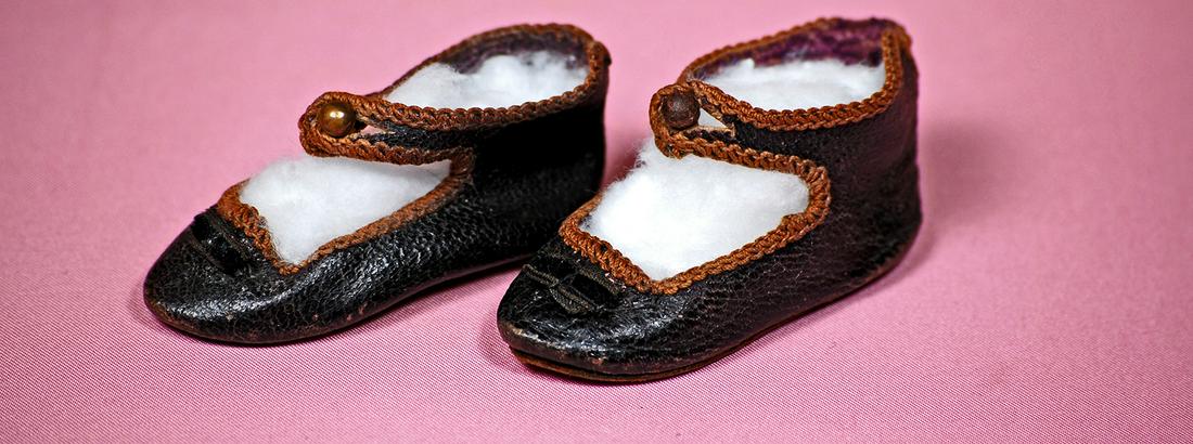98. PAIR OF BEBE JUMEAU DOLL SHOES. 2.5” length.: 98. PAIR OF BEBE JUMEAU DOLL SHOES. 2.5” length. Marks: 6 Paris, bee symbol, Depose. Dark leather shoes with ankle-strap closing, overcast edges, black velvet bows. Commentary: Good condition.