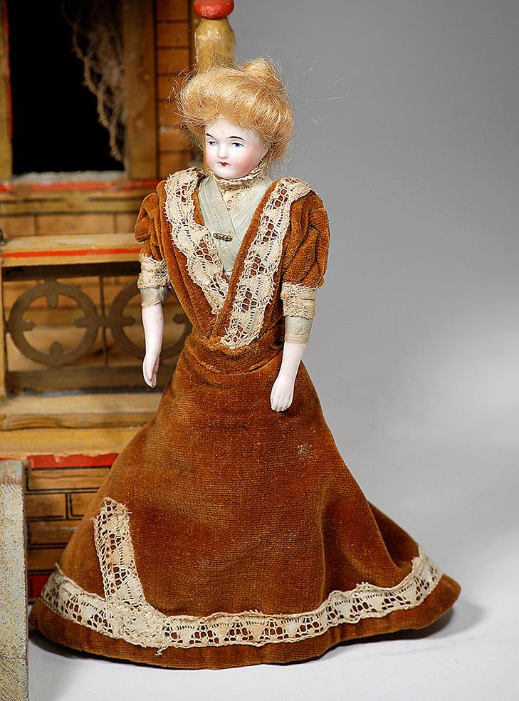 GERMAN BISQUE DOLLHOUSE LADY WITH GIBSON GIRL HAIRSTYLE: GERMAN BISQUE DOLLHOUSE LADY WITH GIBSON GIRL HAIRSTYLE & ORIGINAL COSTUME 7" Bisque shoulderhead with painted features, blue eyes, closed mouth, original blonde mohair wig, cloth body with bisque low
