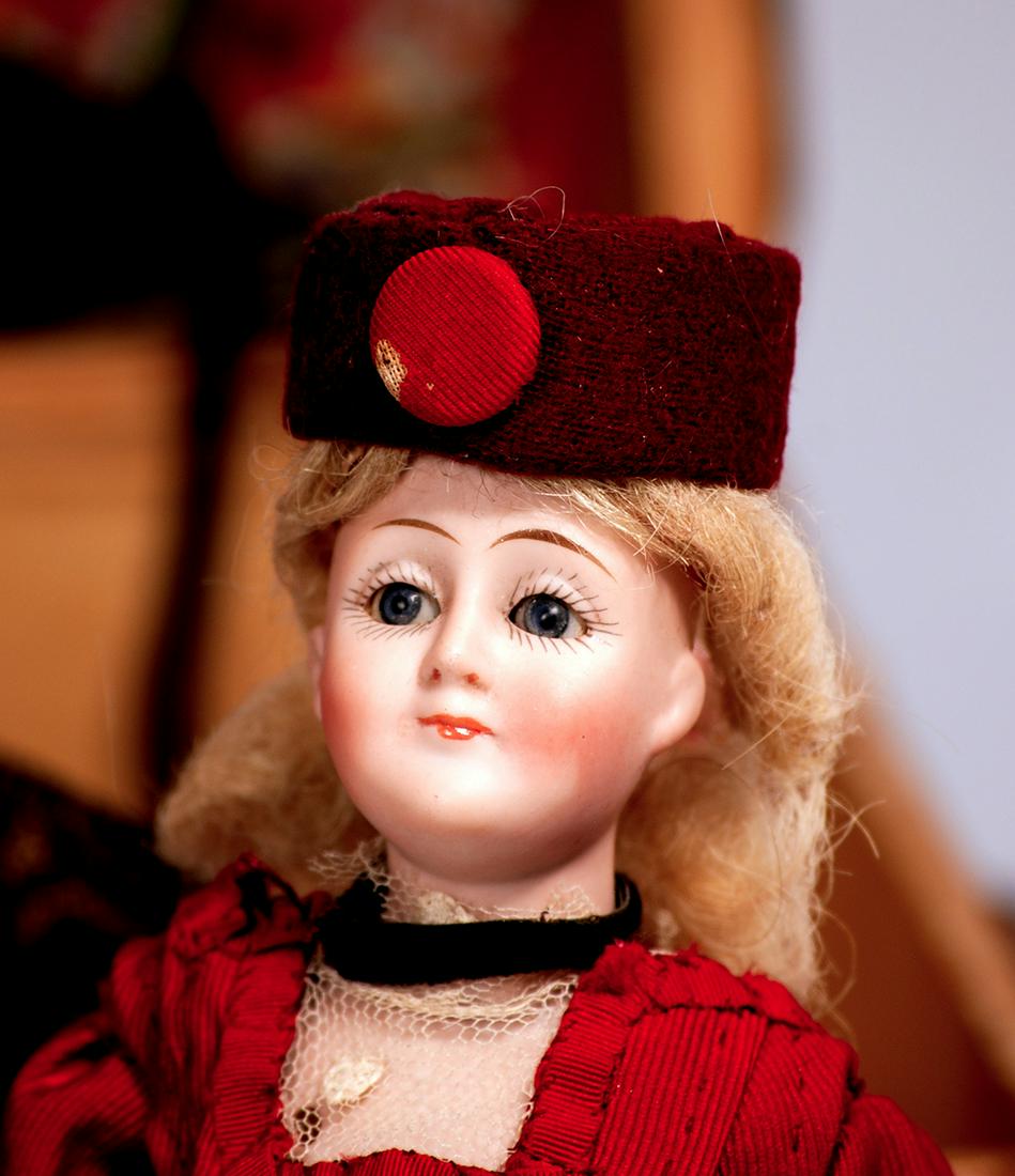 GERMAN BISQUE "GIBSON GIRL" BY KESTNER Marks: 6 ½: GERMAN BISQUE "GIBSON GIRL" BY KESTNER Marks: 6 1/2 172 10" Bisque shoulderhead with uptilted face, blue sleep eyes, painted lashes, tapered brows, closed mouth, accented lips, original blonde mohair 