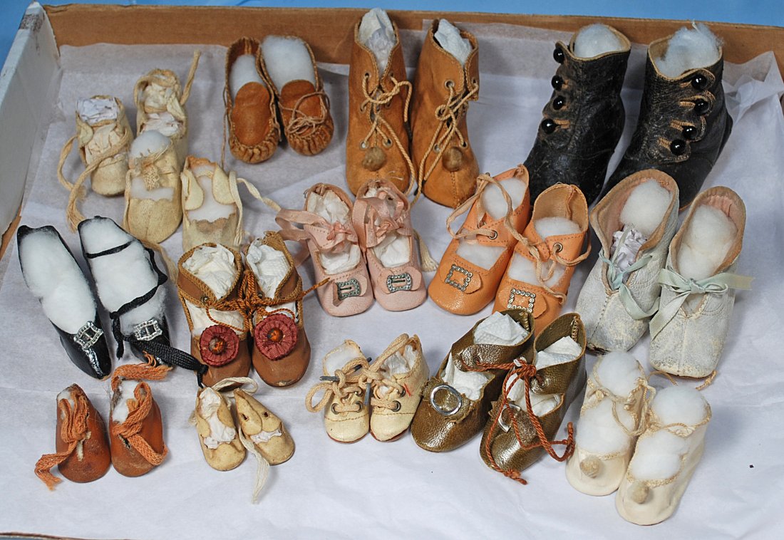 COLLECTION OF DOLL SHOES: 304. COLLECTION OF DOLL SHOES. Includes fifteen pair of antique and vintage shoes in small to large sizes. Fair/excellent condition.