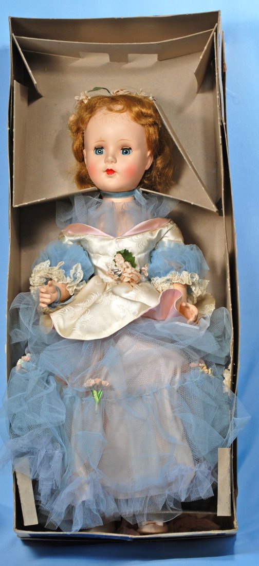 AMERICAN CHARACTER “SWEET SUE” IN FORMAL GOWN: 321. AMERICAN CHARACTER “SWEET SUE” IN FORMAL GOWN WITH BOX. 20”. Hard plastic socket head, sleep eyes, blonde hair, walker body, original dress, petticoat, panty, stockings and shoes. Commentar