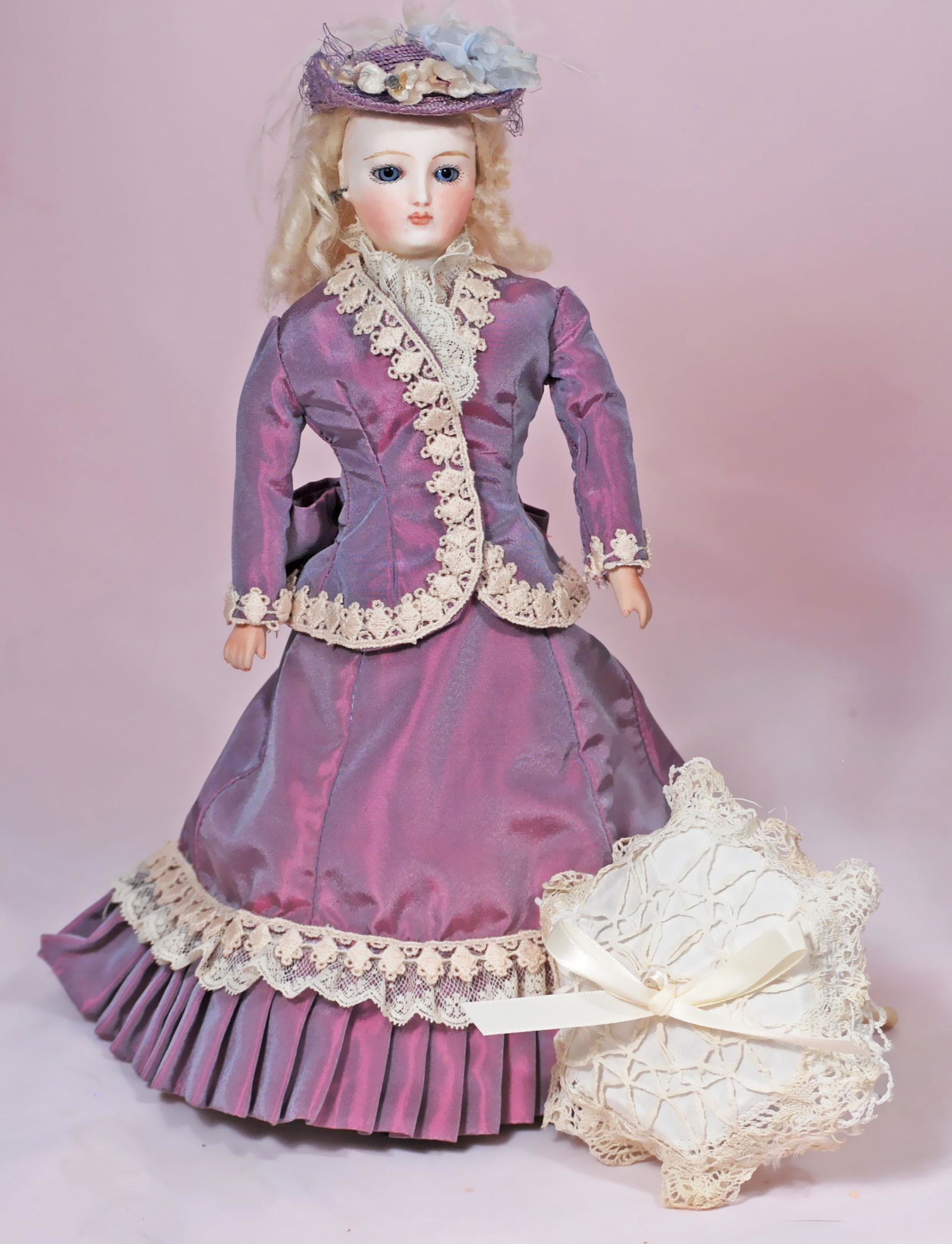 PETITE FRENCH FASHION POUPEE (1 of 1)