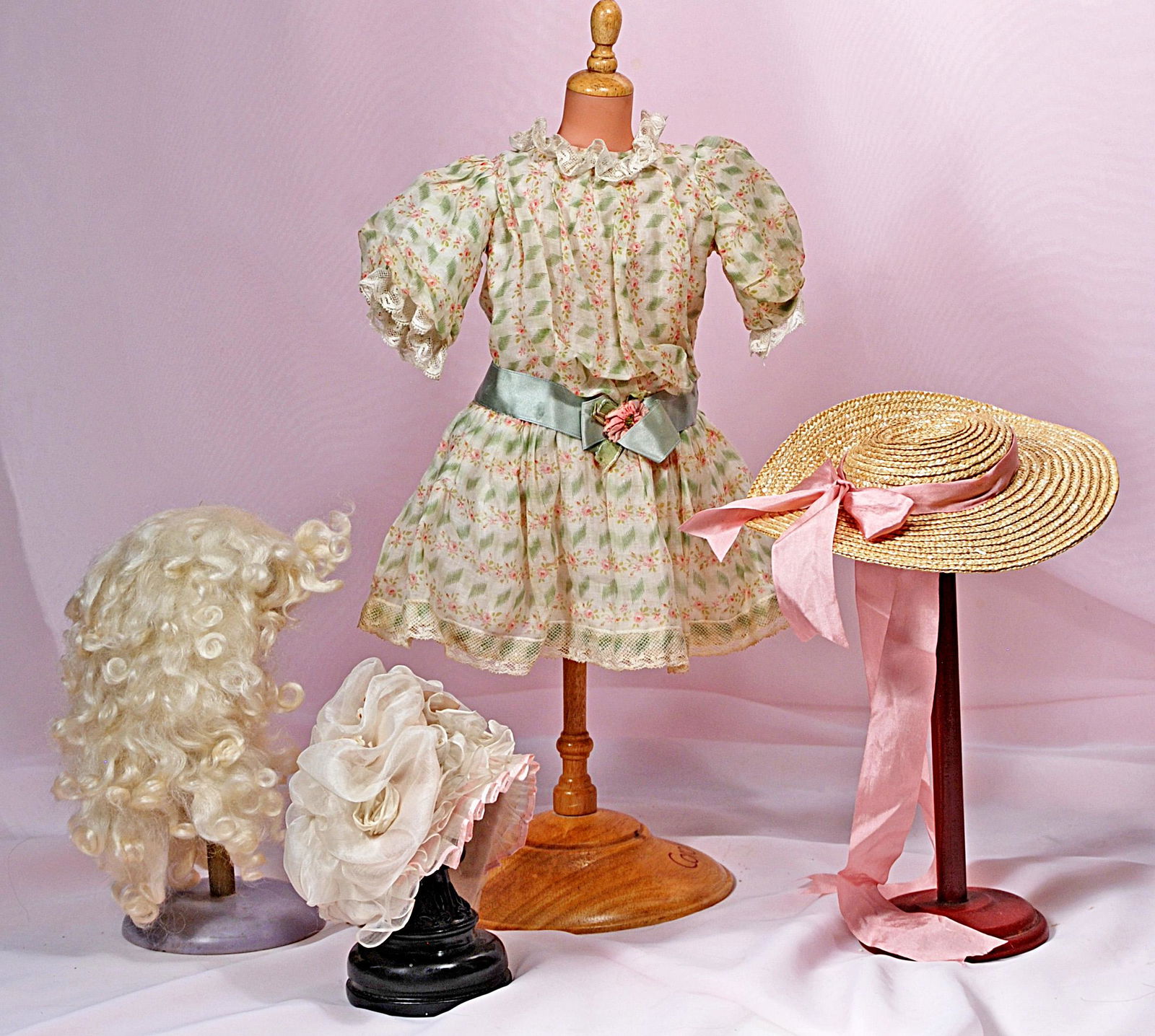 PRETTY ANTIQUE DOLL DRESS PLUS TWO BONNETS AND WIG (1 of 1)