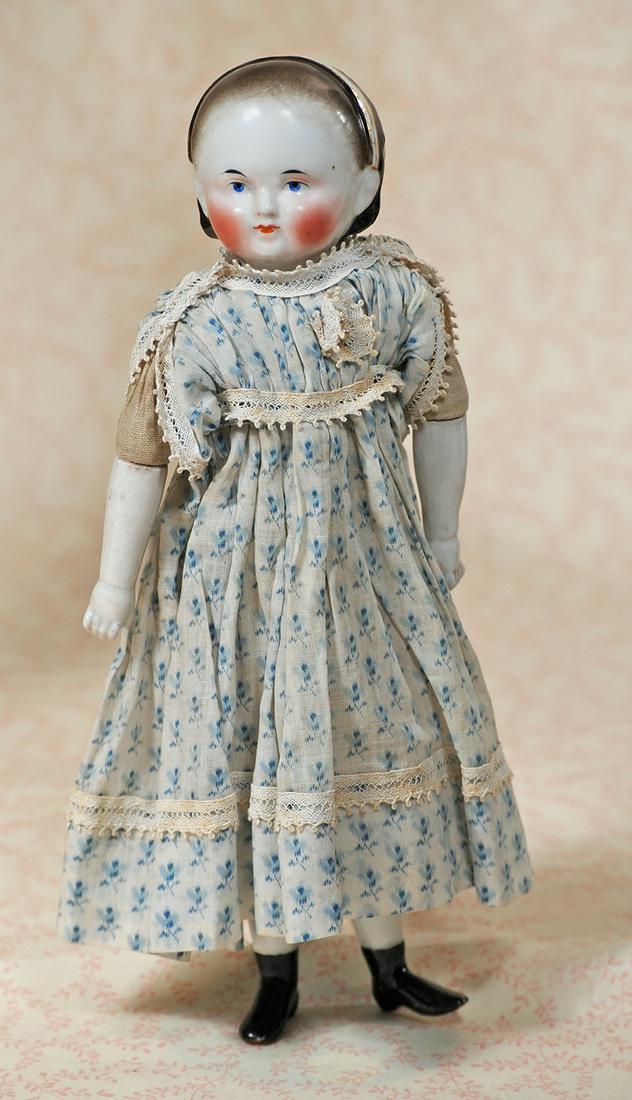 VERY RARE GERMAN PORCELAIN BROWN-HAIRED CHILD WITH: VERY RARE GERMAN PORCELAIN BROWN-HAIRED CHILD WITH “ALICE” HAIR STYLE AND TAUFLING BODY. 10”. Porcelain swivel head of young child with short rounded face, painted short brown hair b