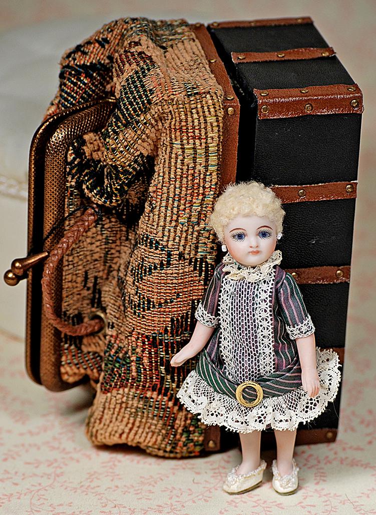 MINIATURE ALL-BISQUE “LISSETTE IN SAC: MINIATURE ALL-BISQUE “LISSETTE IN SAC DUVOAGE” FOR U.F.D.C. 4” all-bisque mignonette with glass eyes, closed mouth, curly lamb skin wig, five-piece jointed body with swivel neck, in