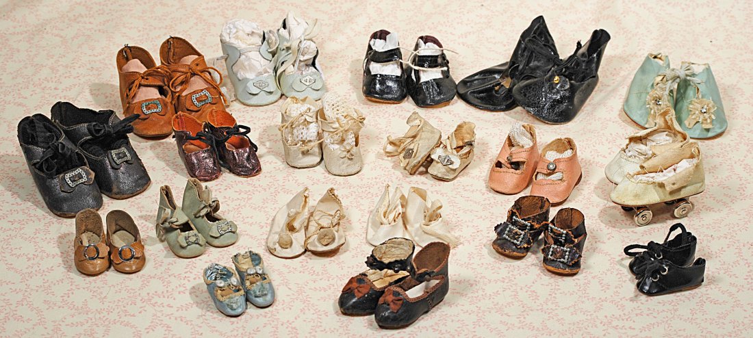 NINETEEN PAIR OF DOLL SHOES: 283. NINETEEN PAIR OF DOLL SHOES. German, French and American doll shoes in assorted sizes and colors; fair to good condition.