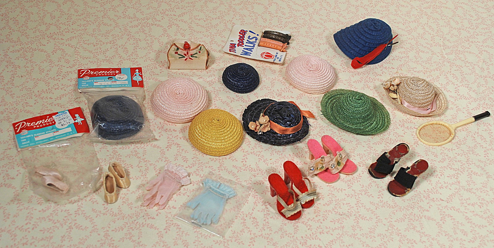 ACCESSORY ITEMS FOR COLLECTIBLE DOLLS.: ACCESSORY ITEMS FOR COLLECTIBLE DOLLS. Includes; three pair high heel shoes for 20" dolls, two pair pumps for 8"-10" dolls, two pair nylon gloves, straw purse, tennis racket, curler set, nine straw ha