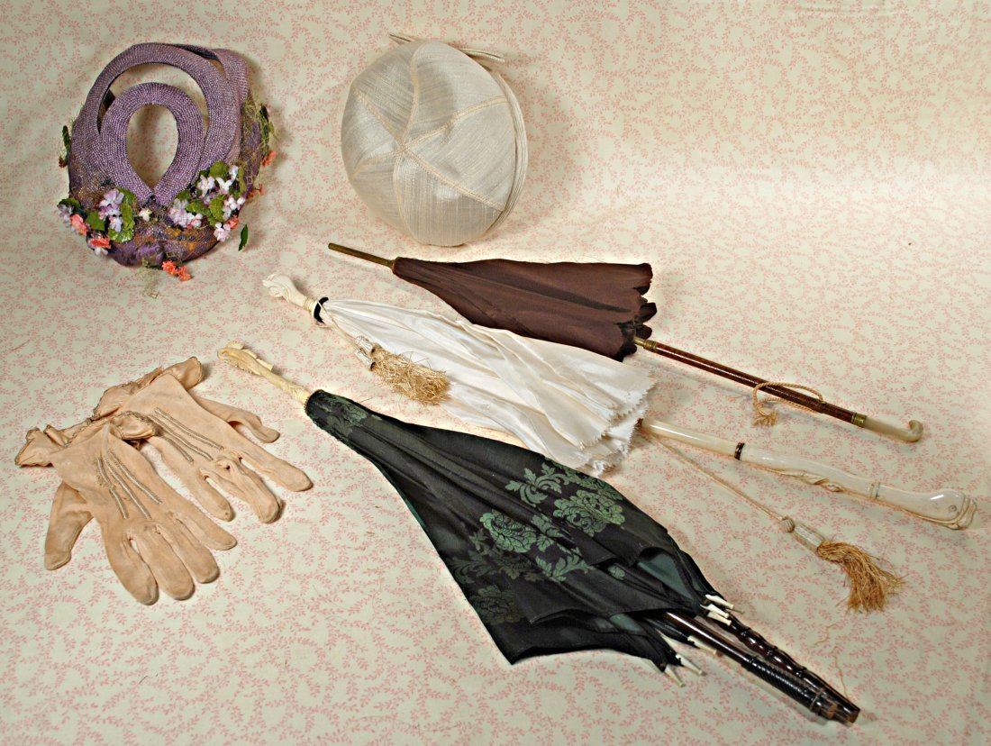 THREE ANTIQUE PARASOLS, TWO HATS, AND PAIR OF LADIES: THREE ANTIQUE PARASOLS, TWO HATS, AND PAIR OF LADIES GLOVES. 23" white parasol with ornate carved bone tip and handle; 20" brown silk parasol with wood and mother-of-pearl handle; 32" dark green patte