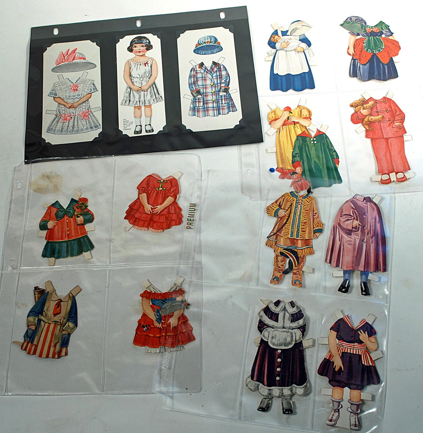 LARGE BINDER OF AMERICAN COLORTYPE ADVERTISING PAPER: LARGE BINDER OF AMERICAN COLORTYPE ADVERTISING PAPER DOLLS. 28-page binder with Sunshine Biscuit Co., Holsum Bread Co. and Farm & Home dolls and costumes. Mostly cut-out. Good to very good condition, 