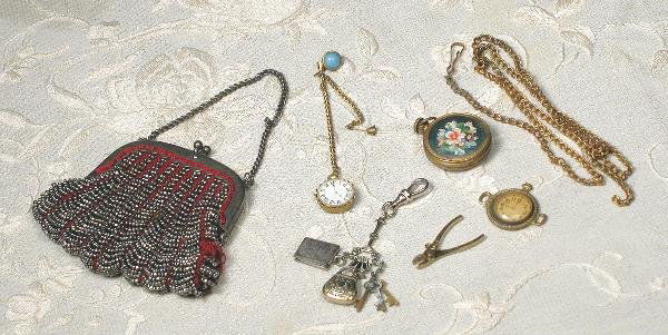 ANTIQUE BEADED DOLL PURSE. 3" L. Silver frame: ANTIQUE BEADED DOLL PURSE. 3" L. Silver frame purse with woven red detail between beaded silver panels, working clasp, chain handle. Slight wear on one lower corner, otherwise very good condition.