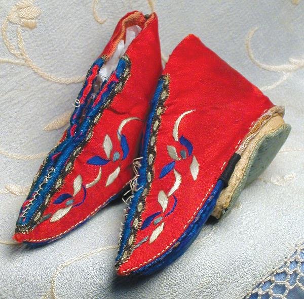 ANTIQUE CHINESE SILK SLIPPERS. 4 ¼" L. Red sil